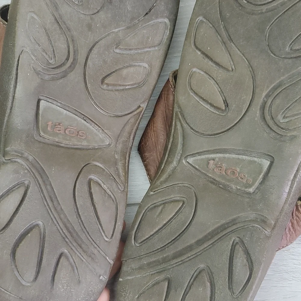 Taos Footwear good used